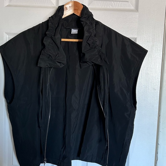 Stylish Black Vest with Zip Closure - Picture 4 of 9